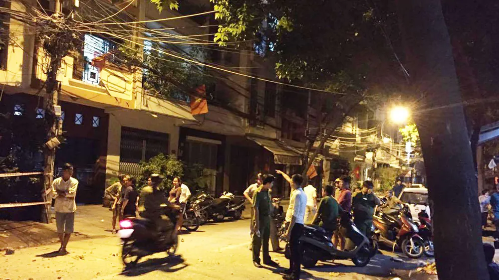 Nhiều người tháo chạy khỏi 2 ngôi nhà đổ sập tại TPHCM ảnh 4