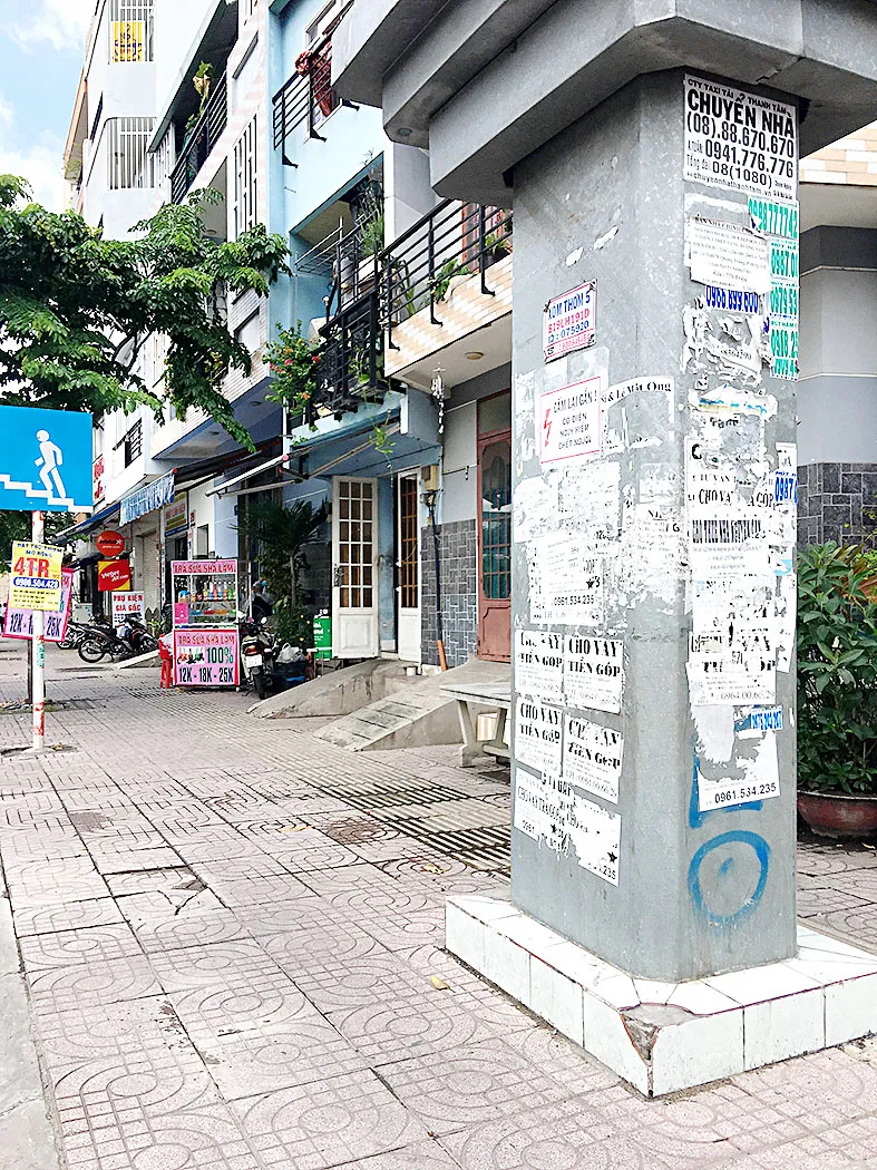 Quảng cáo trái phép bôi bẩn thành phố ảnh 2
