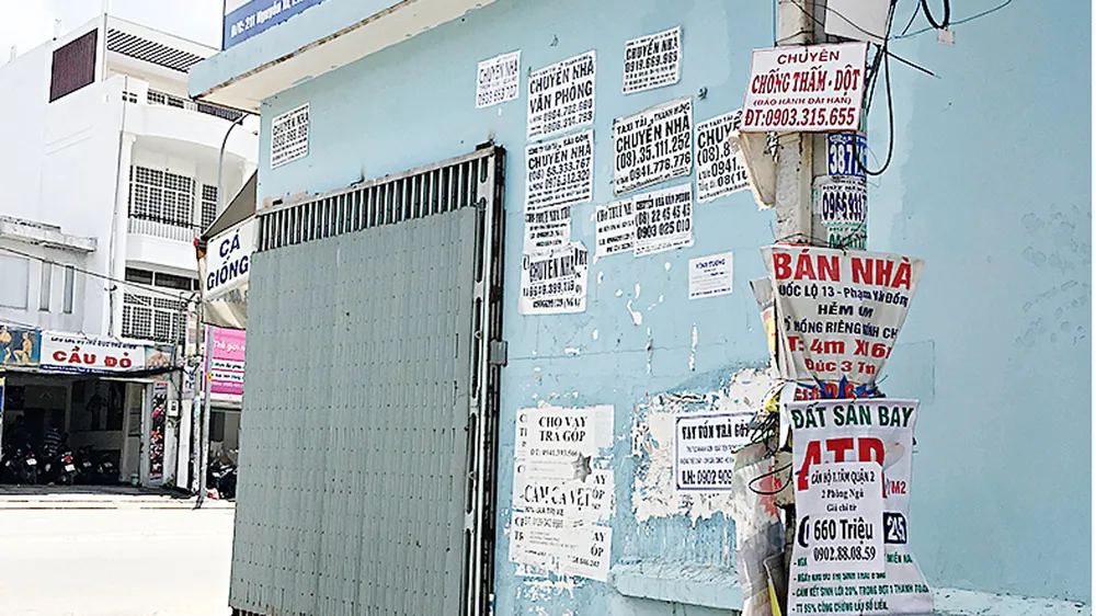 Quảng cáo trái phép bôi bẩn thành phố ảnh 3