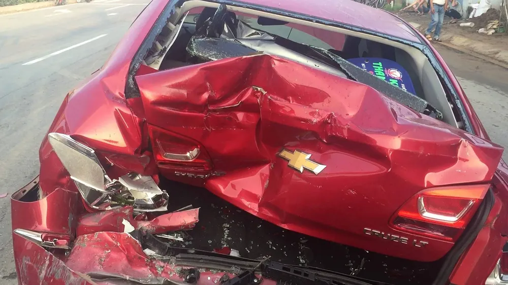 Va chạm liên hoàn với xe container, hai vợ chồng thoát chết  ảnh 3