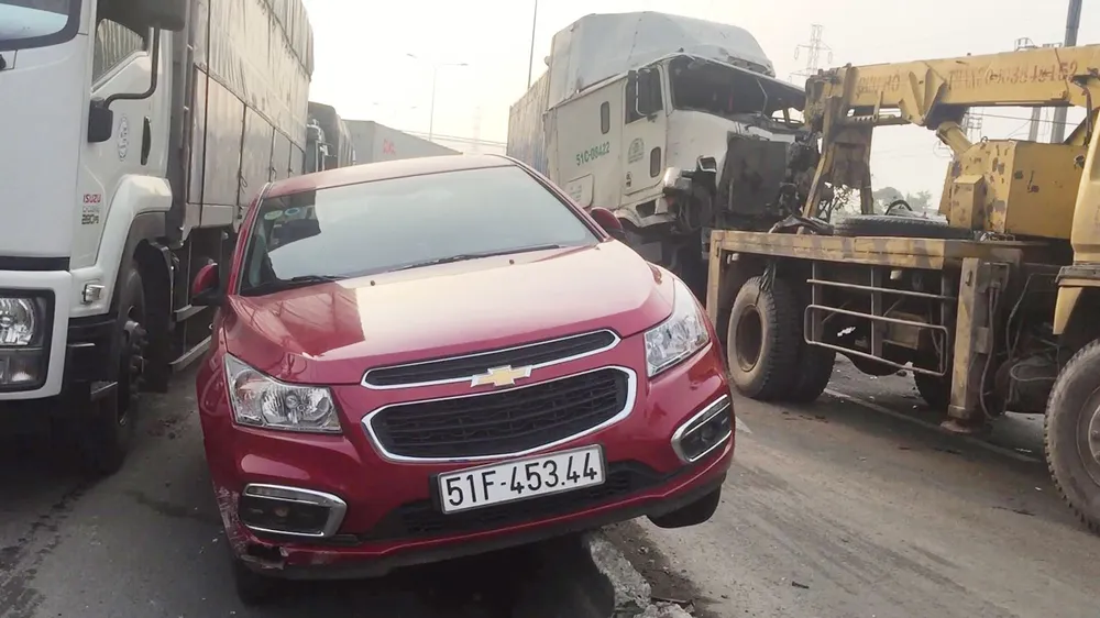 Va chạm liên hoàn với xe container, hai vợ chồng thoát chết  ảnh 1