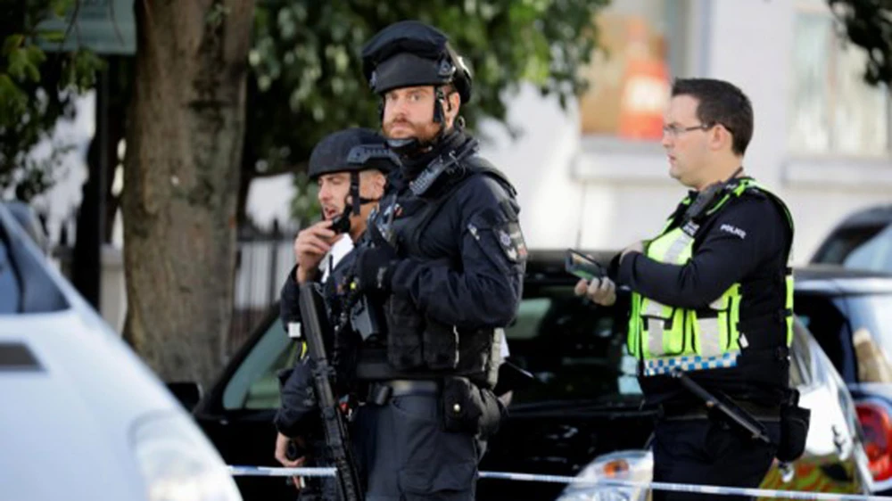 Cảnh sát vũ trang phong tỏa ga tàu điện ngầm Parsons Green ở London, Anh, ngày 15-9-2017. Ảnh: REUTERS 