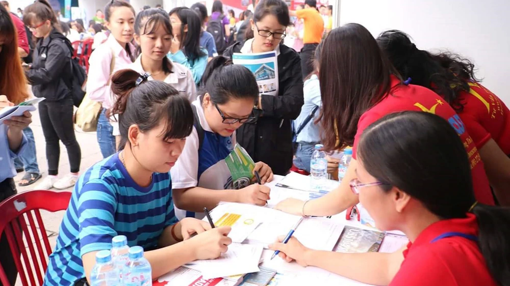 Các bạn trẻ tham dự Ngày hội tuyển dụng việc làm tại Nhà văn hóa Thanh niên. Ảnh: S.A.C.