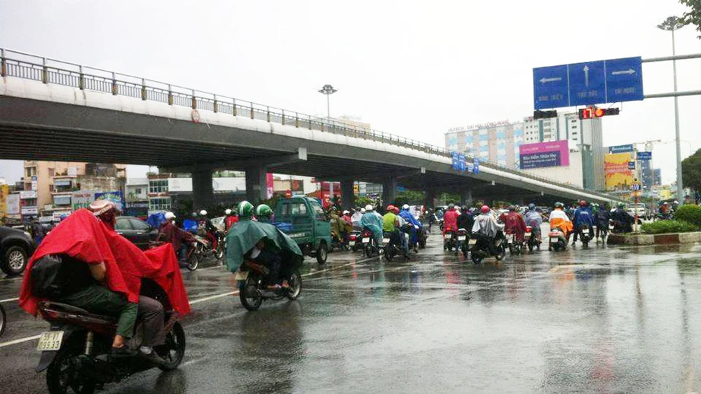  Ùn tắc giao thông thường xuyên diễn ra dưới cầu vượt Hàng Xanh trong khi trên cầu lại rất ít xe lưu thông