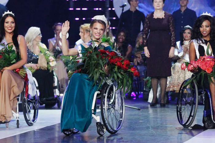 Nữ sinh viên Belarus đăng quang Hoa hậu ngồi xe lăn thế giới lần thứ nhất ảnh 4 Nữ sinh viên Belarus đăng quang Hoa hậu ngồi xe lăn thế giới lần thứ nhất ảnh 4