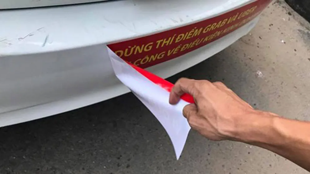 VIDEO: Vụ dán biểu ngữ - Chủ tịch Hiệp hội Taxi nói do tài xế tự phát, còn tài xế nói gì? ảnh 1