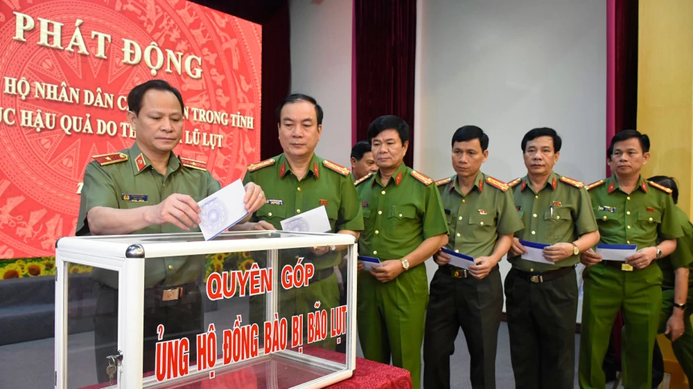 Các đồng chí trong Ban Giám đốc Công an tỉnh Thanh Hóa trực tiếp quyên góp ủng hộ đồng bào bị thiệt hại do mưa lũ