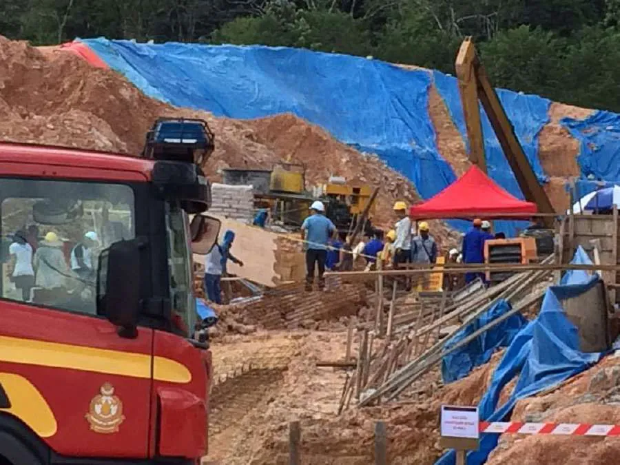 Malaysia: Lở đất chôn vùi nhiều người tại công trường xây dựng ảnh 1