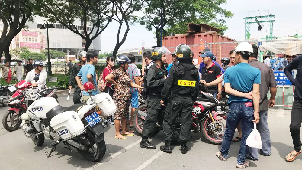 VIDEO: Cảnh sát cơ động dùng chân lên gối thanh niên ảnh 2