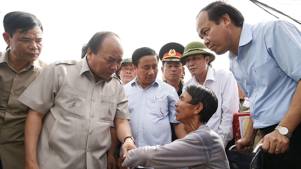 Thủ tướng thăm hỏi, động viên người dân bị thiệt hại do bão số 10 vào tháng 9 vừa qua tại Hà Tĩnh. Ảnh: VGP