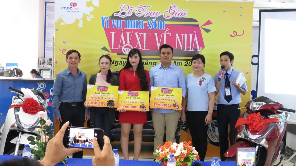 Cuối tuần này Co.opmart “chơi sang” tặng khách 32 iPhone 8 chính hãng và 20.000 phần quà ảnh 1