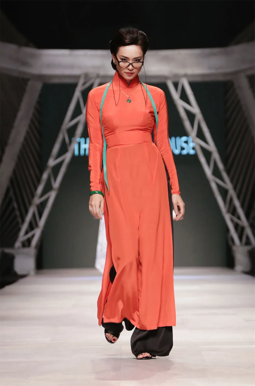 Ngô Thanh Vân tái xuất sàn catwalk, đẹp hút hồn trong BST “Cô Ba Sài Gòn“ ảnh 3