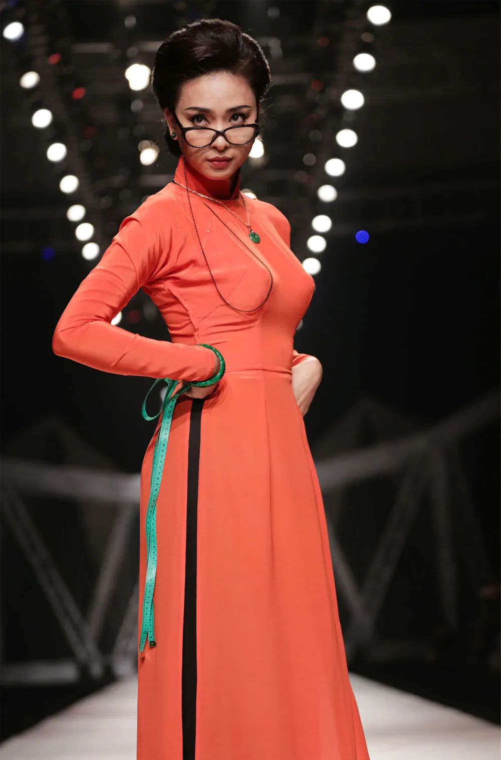 Ngô Thanh Vân tái xuất sàn catwalk, đẹp hút hồn trong BST “Cô Ba Sài Gòn“ ảnh 2