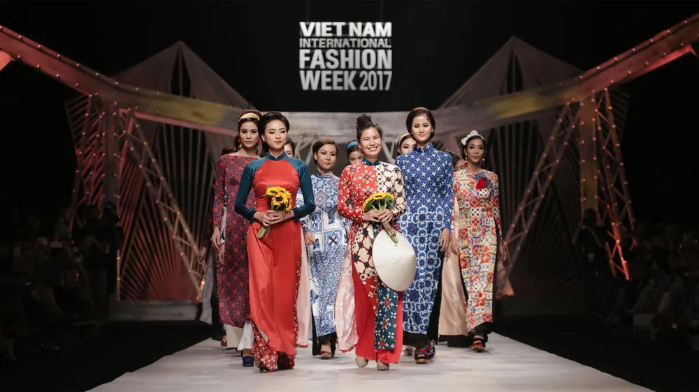 Ngô Thanh Vân tái xuất sàn catwalk, đẹp hút hồn trong BST “Cô Ba Sài Gòn“ ảnh 1