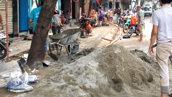 Đường Trần Văn Đang sáng ngày 24-10-2017 ngổn ngang công trường, ảnh hưởng lớn đến người dân