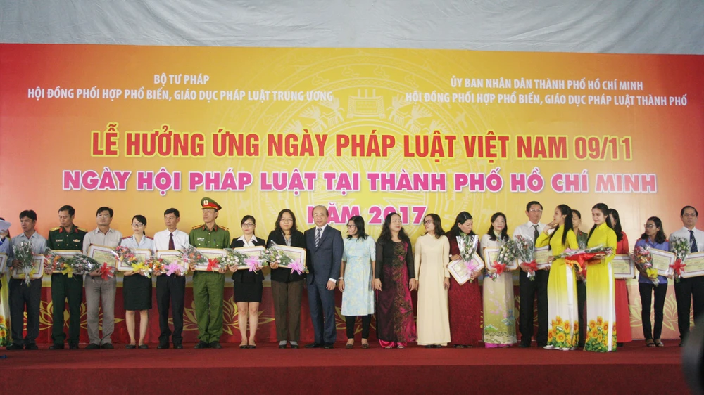 Thứ trưởng Bộ Tư pháp Phan Chí Hiếu tặng hoa cho các tập thể, cá nhân tích cực tham gia hưởng ứng Ngày Pháp luật Việt Nam 9- 11