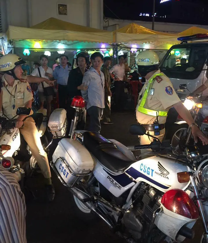 Tài xế ô tô say xỉn tông vào xe đặc chủng CSGT rồi bỏ chạy ảnh 1