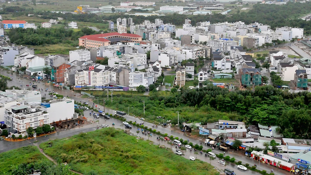 Khu dân cư bên đường Phạm Hùng, huyện Bình Chánh, TPHCM. Ảnh: CAO THĂNG