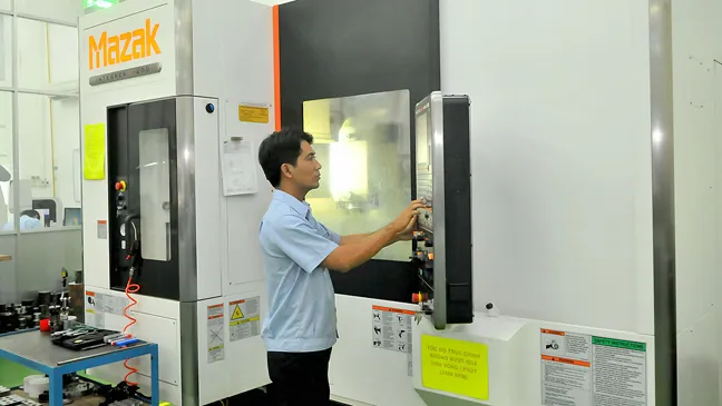 Sản xuất sản phẩm cơ khí chính xác cao trên máy cơ khí hiện đại tại một đơn vị. Ảnh: CAO THĂNG