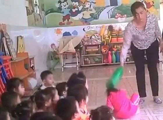 Vụ bạo hành trẻ tại Lớp mẫu giáo Mầm Xanh: Hai bảo mẫu ra trình diện ảnh 3 Vụ bạo hành trẻ tại Lớp mẫu giáo Mầm Xanh: Hai bảo mẫu ra trình diện ảnh 3