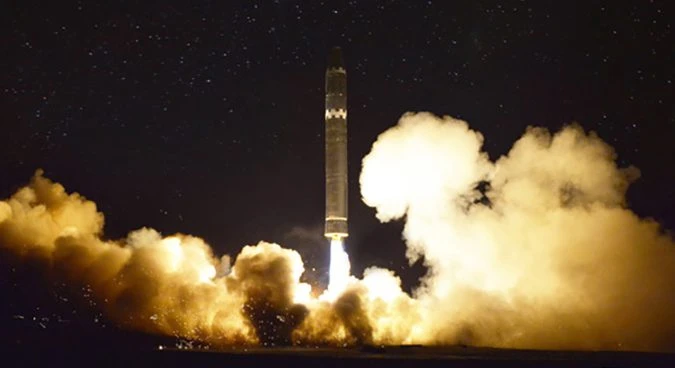 Triều Tiên công bố hình ảnh tên lửa Hwasong-15 ảnh 1 Triều Tiên công bố hình ảnh tên lửa Hwasong-15 ảnh 1