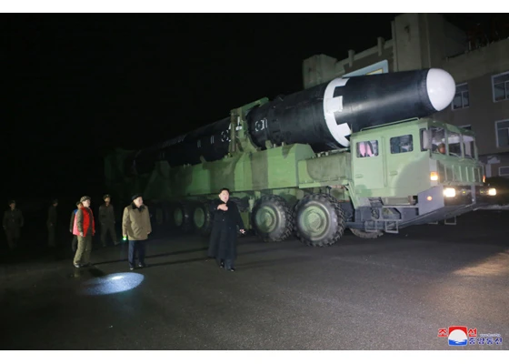 Triều Tiên công bố hình ảnh tên lửa Hwasong-15 ảnh 8 Triều Tiên công bố hình ảnh tên lửa Hwasong-15 ảnh 8