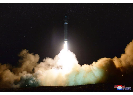 Triều Tiên công bố hình ảnh tên lửa Hwasong-15 ảnh 13 Triều Tiên công bố hình ảnh tên lửa Hwasong-15 ảnh 13