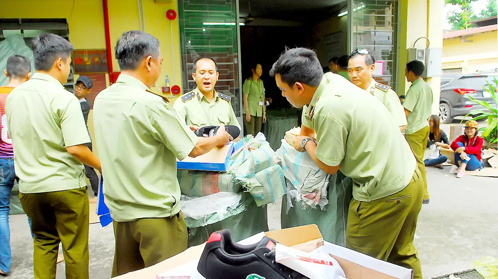 Lô hàng giả mạo, hàng nhái thương hiệu bị QLTT TPHCM phát hiện, tạm giữ