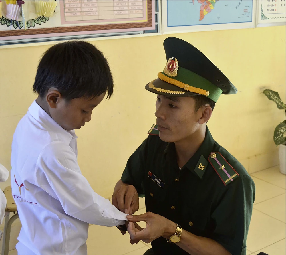 Mang hơi ấm đến học trò vùng cao ảnh 1 Mang hơi ấm đến học trò vùng cao ảnh 1
