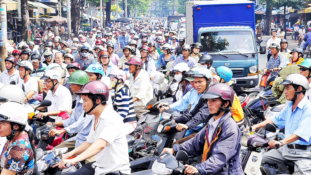 Lao động nhập cư là một trong những nguyên nhân khiến hệ thống giao thông ở TPHCM thường xuyên quá tải. Ảnh: VIỆT DŨNG