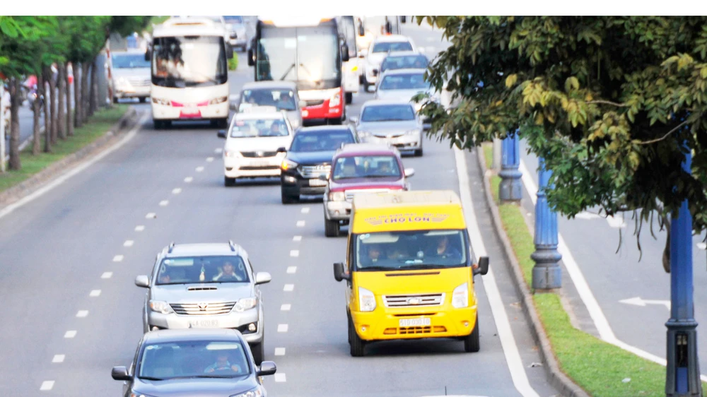 Ô tô thương hiệu Honda và Toyota lưu thông trên đường Võ Văn Kiệt. Ảnh: CAO THĂNG