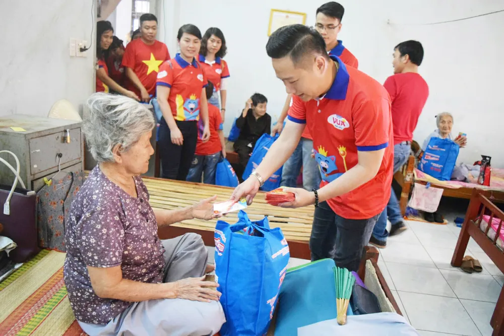 Ông Hứa Cao Trí tặng quà cho các cụ già mái ấm chùa Diệu Pháp