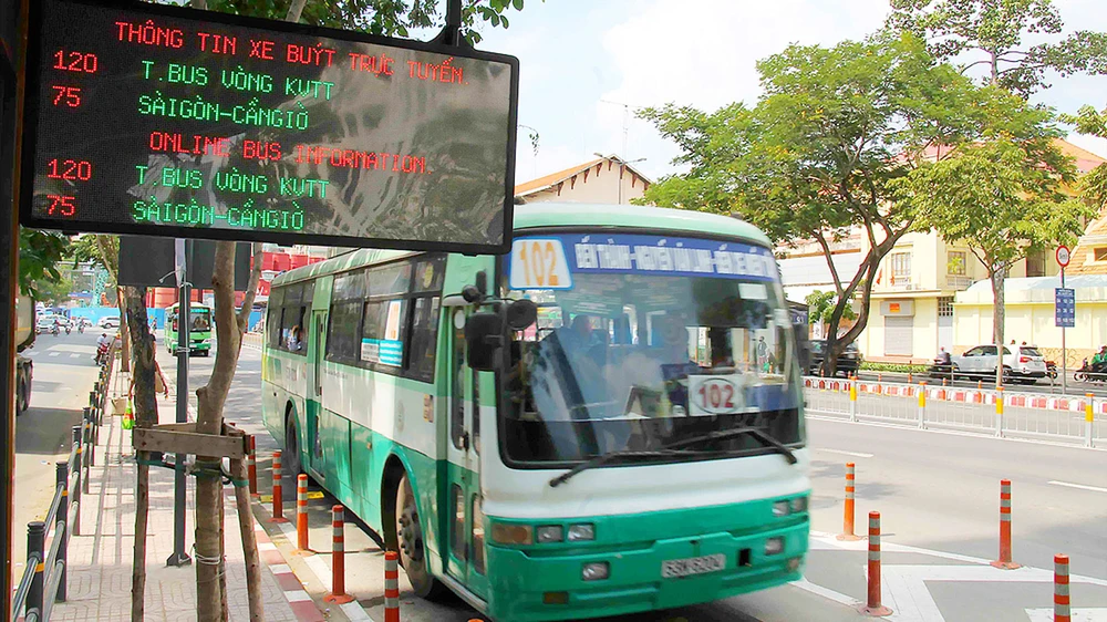 Bảng điện tử lắp đặt trên các tuyến đường giúp người dân cập nhật thông tin nhanh, chính xác