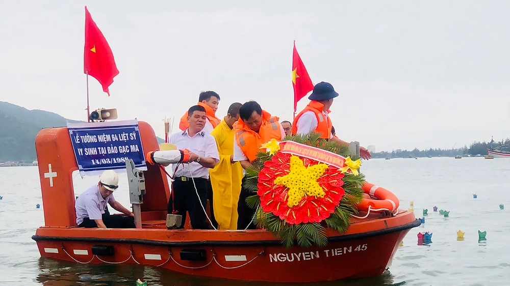 Cựu binh Trường Sa thả vòng hoa tưởng niệm 64 đồng đội nằm lại ở Gạc Ma