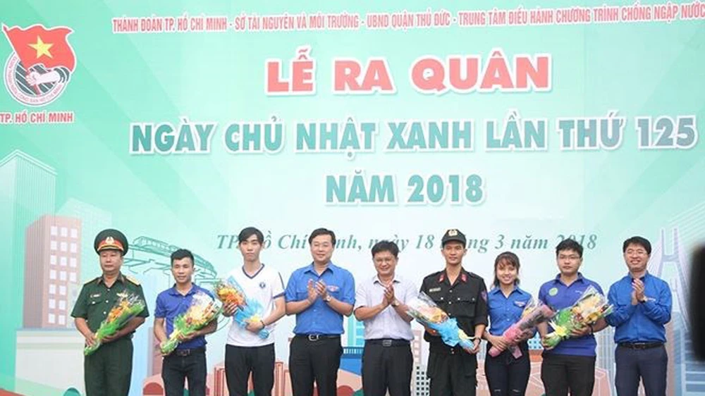 Bí thư thứ nhất Trung ương Đoàn Lê Quốc Phong và Bí thư Quận ủy Thủ Đức Nguyễn Mạnh Cường tặng hoa cho các đội hình tình nguyện tham gia ngày Chủ nhật xanh. Nguồn: doanthanhnien.vn