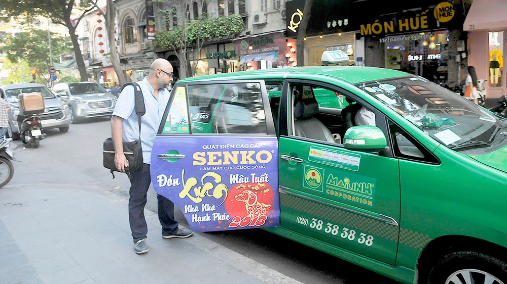 Hành khách đi taxi Mai Linh. Ảnh: CAO THĂNG