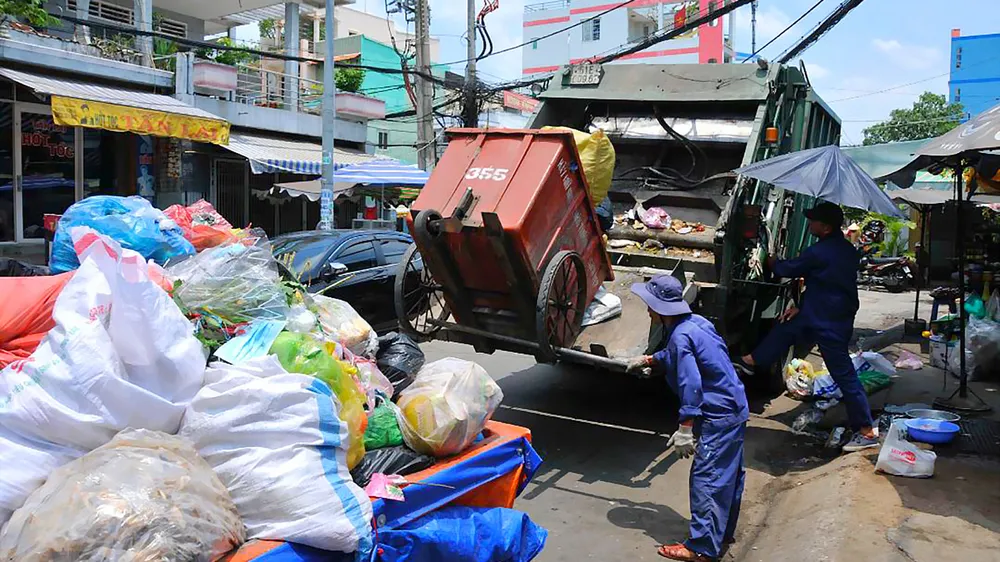 Gom rác vận chuyển đến khu xử lý rác tại quận 8. Ảnh: CAO THĂNG