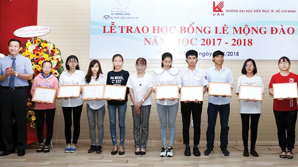 Trao 37 suất học bổng Lê Mộng Đào cho sinh viên Kiến trúc ảnh 1 Trao 37 suất học bổng Lê Mộng Đào cho sinh viên Kiến trúc ảnh 1