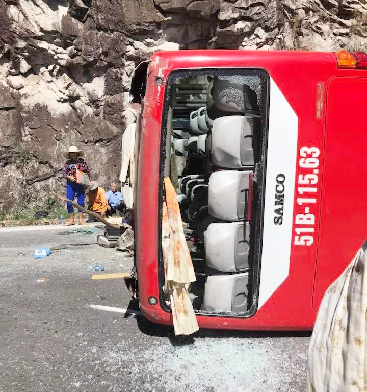 Xe khách đâm vào vách núi đèo Khánh Lê, 2 người tử vong, hàng chục người bị thương ảnh 3 Xe khách đâm vào vách núi đèo Khánh Lê, 2 người tử vong, hàng chục người bị thương ảnh 3