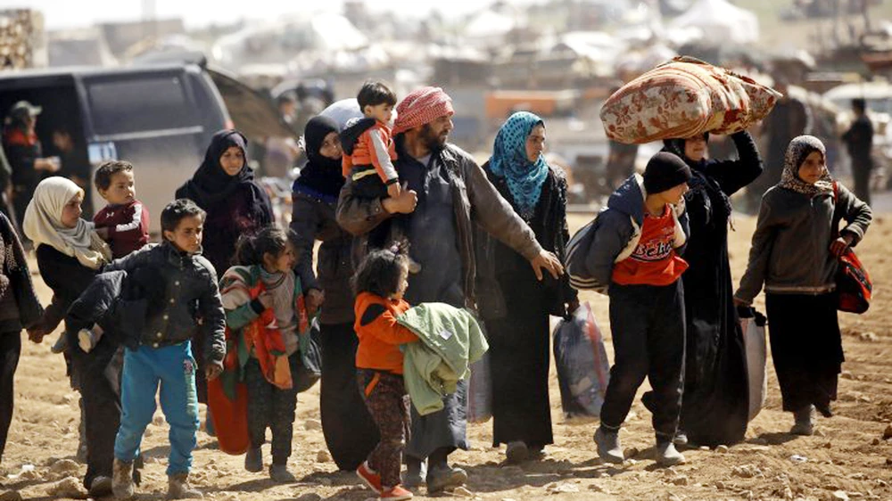 Người tị nạn tại một trại tạm ở Manbij, Syria ngày 8/3/2017 và Ain Issa, Syria ngày 10-6-2017