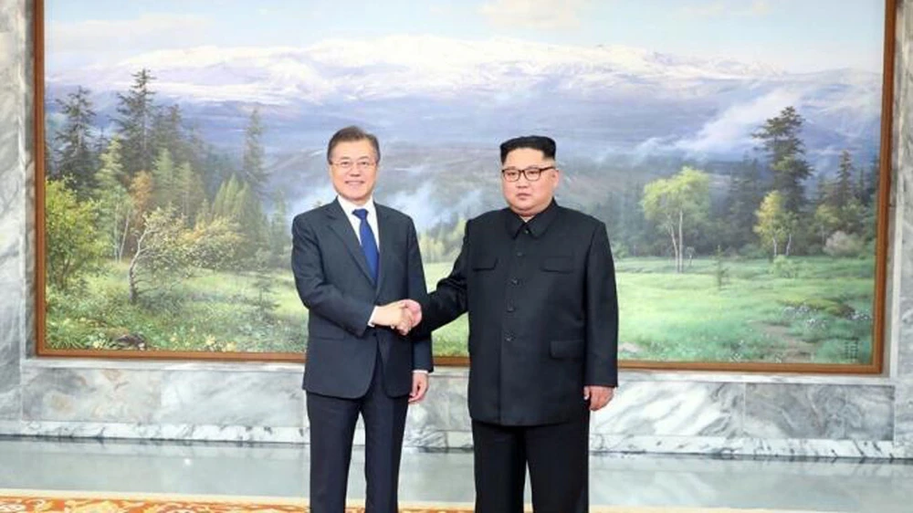 Tổng thống Hàn Quốc Moon Jae-in (trái) và Nhà lãnh đạo Triều Tiên Kim Jong-un trong cuộc gặp bất ngờ tại làng đình chiến Panmunjom ngày 26-5. 