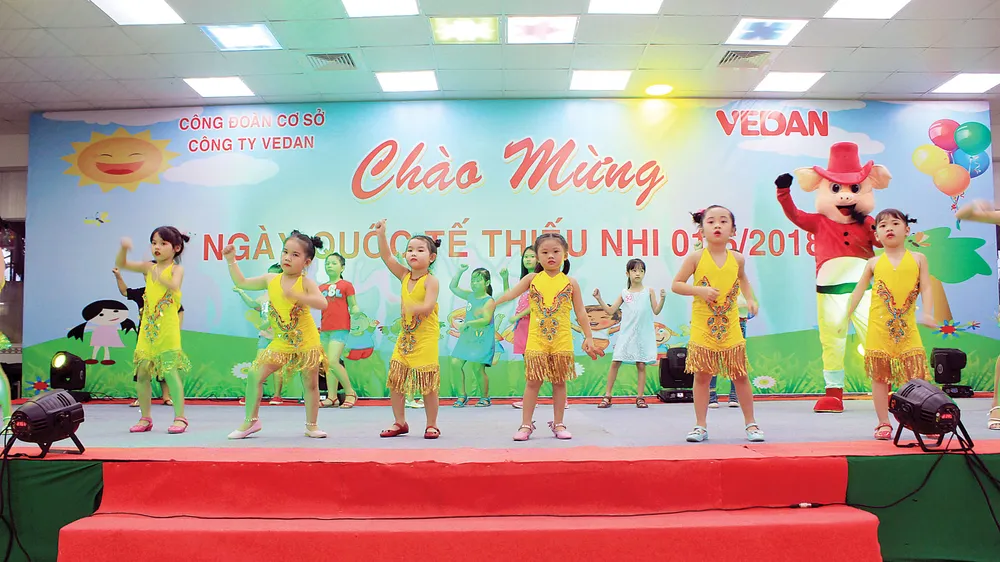 Tiết mục văn nghệ sôi nổi