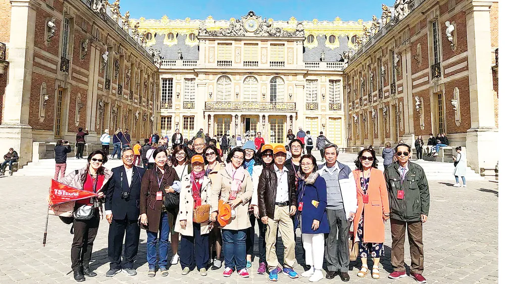 Du khách TST tourist trải nghiệm tour châu Âu