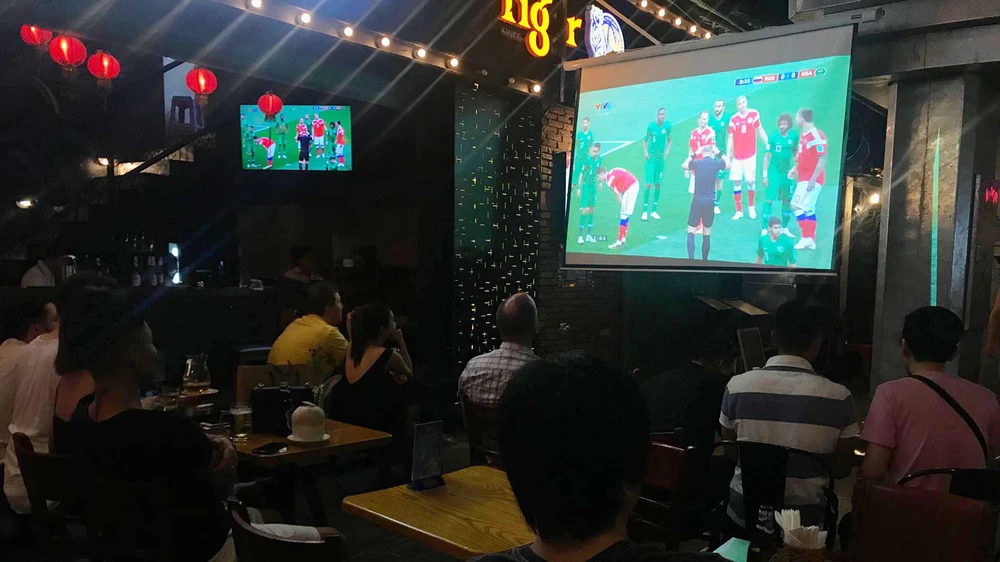 Quá nửa đêm mà quán xá mùa World Cup vẫn đông đúc, rôm rả. Ảnh: DŨNG PHƯƠNG