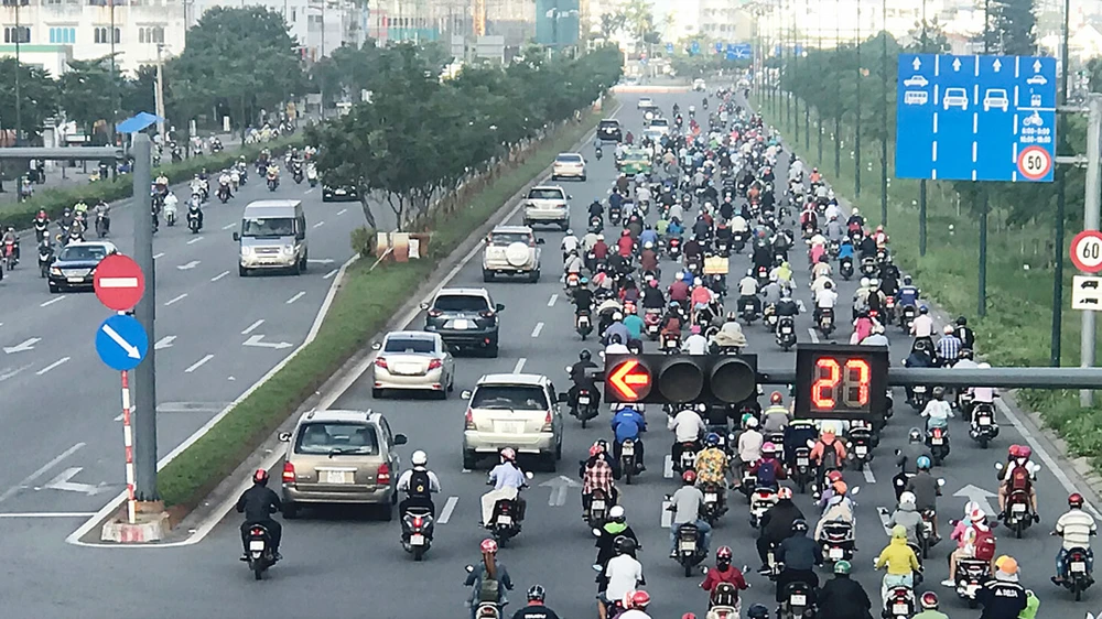 Vào giờ cao điểm, trên đường Phạm Văn Đồng, xe gắn máy tràn lấn qua 3 làn đường dành cho ô tô