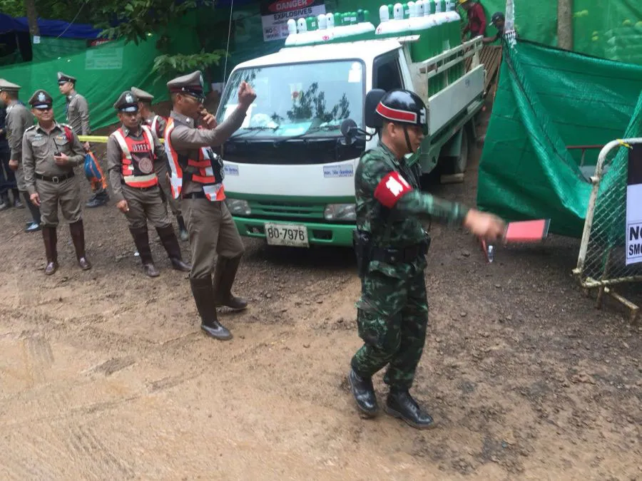 4 thành viên đội bóng được đưa ra khỏi hang, chiến dịch giải cứu tiếp tục vào sáng 9-7 ảnh 17