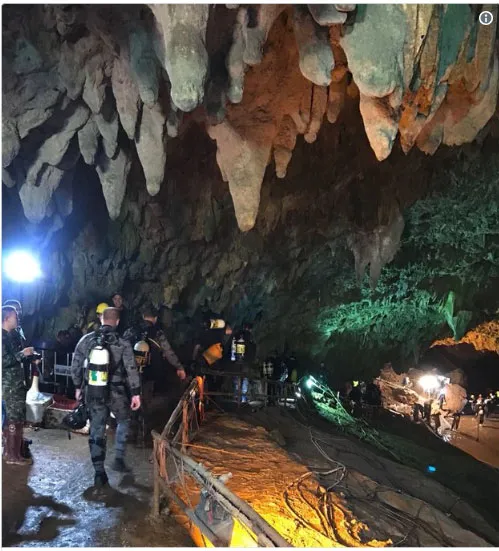4 thành viên đội bóng được đưa ra khỏi hang, chiến dịch giải cứu tiếp tục vào sáng 9-7 ảnh 10