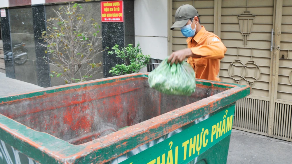 Rác được người dân tự phân loại tại nhà (ảnh nhỏ) trước khi chuyển cho lực lượng thu gom. Ảnh: THÀNH TRÍ