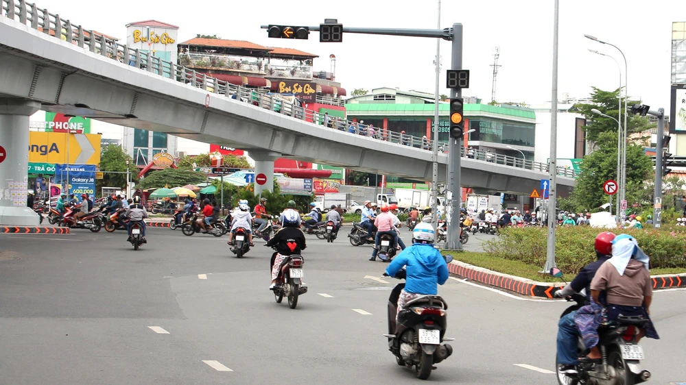 Giao thông hỗn loạn vì thiếu đèn tín hiệu