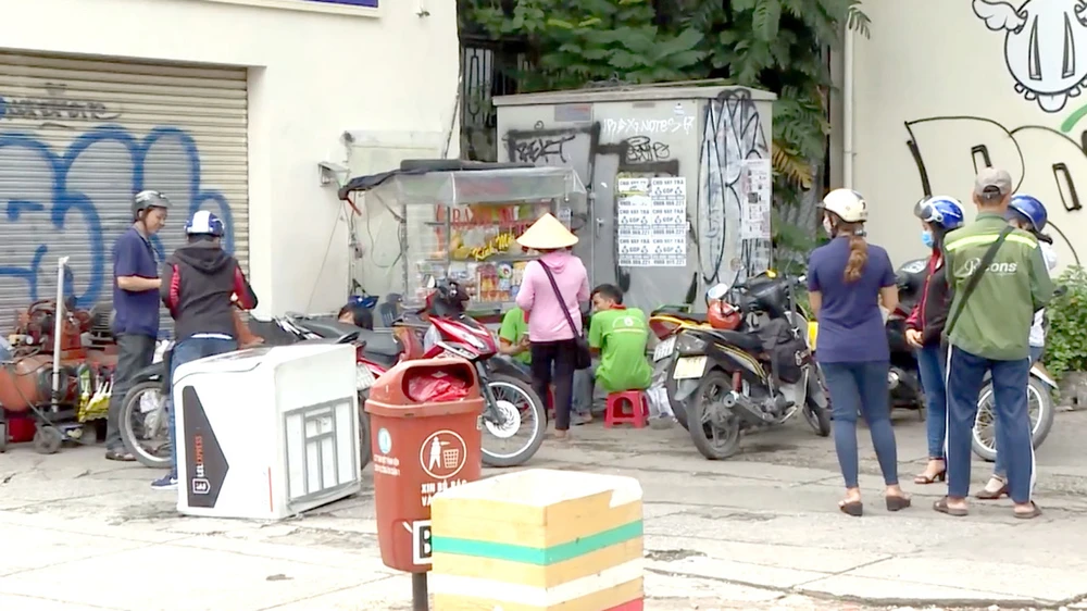 Vẫn còn nhiều người dân buôn bán, tụ tập tại khu vực có trạm biến áp